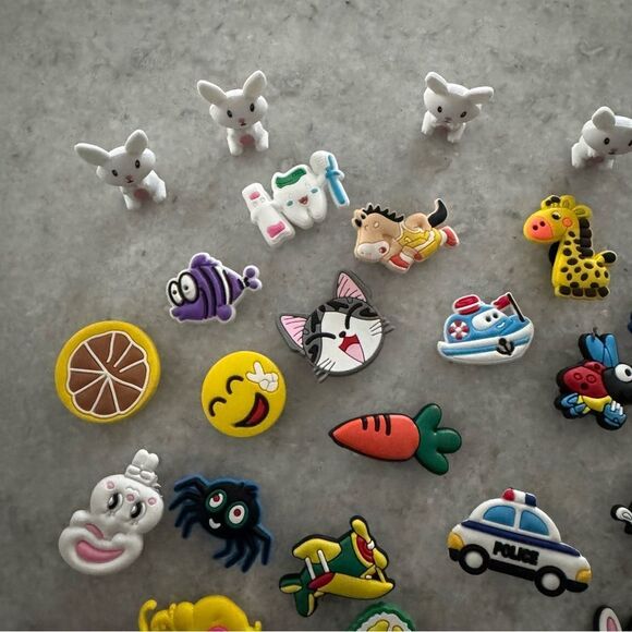 Bundle of 33 Assorted Shoe Charms NWOT - Picture 3 of 4